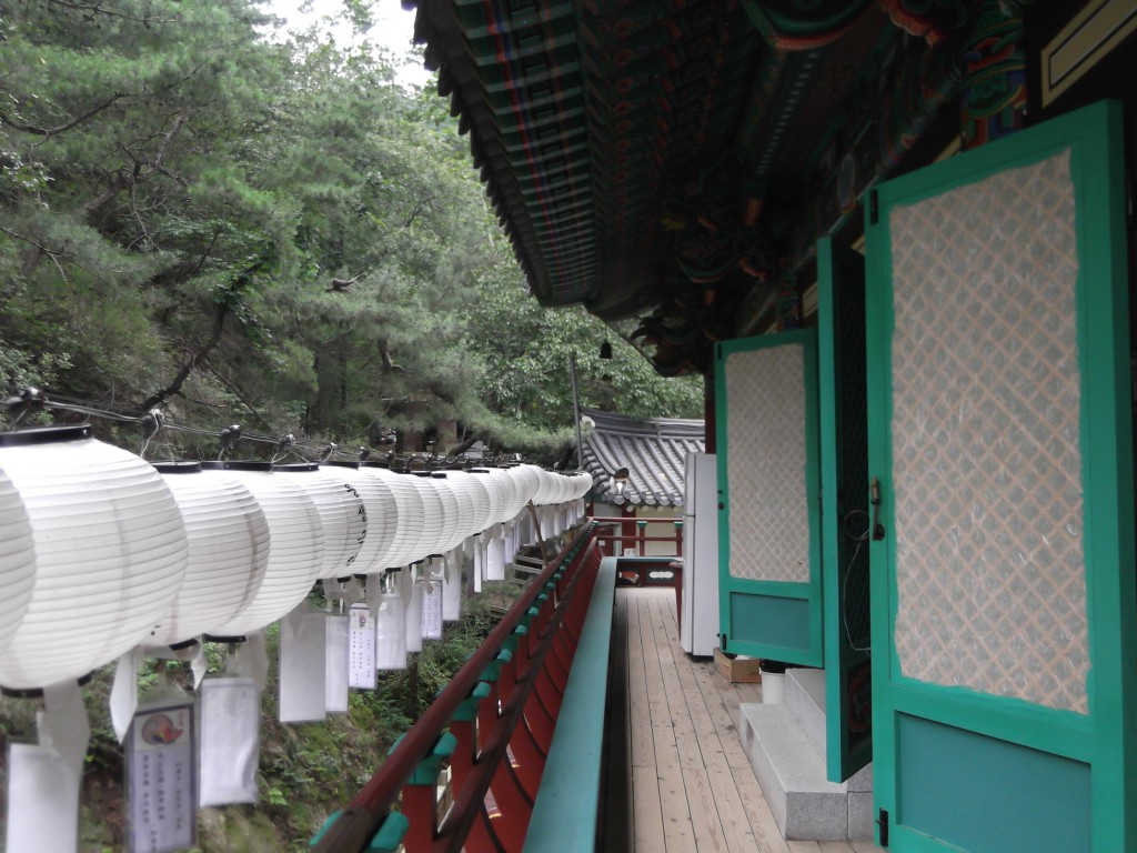 One side of the temple, preparing the lamps for the decease. 